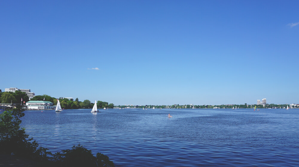 Aussenalster-Hamburg-Wasser-Boote-Freizeit