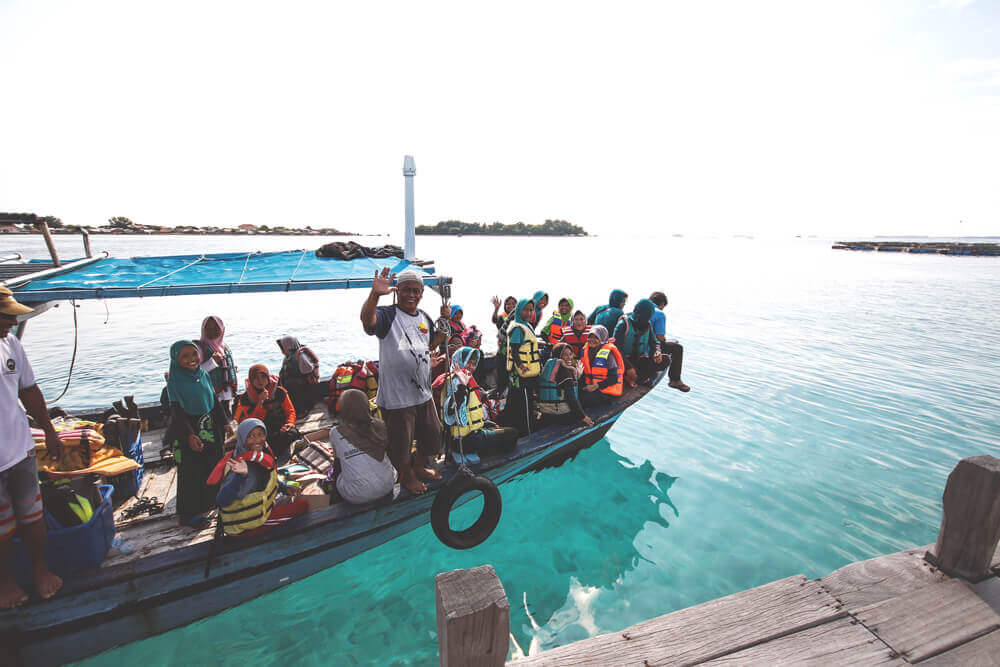 Thousand-Islands-Indonesien-Schulklasse-Boot-Willkommen