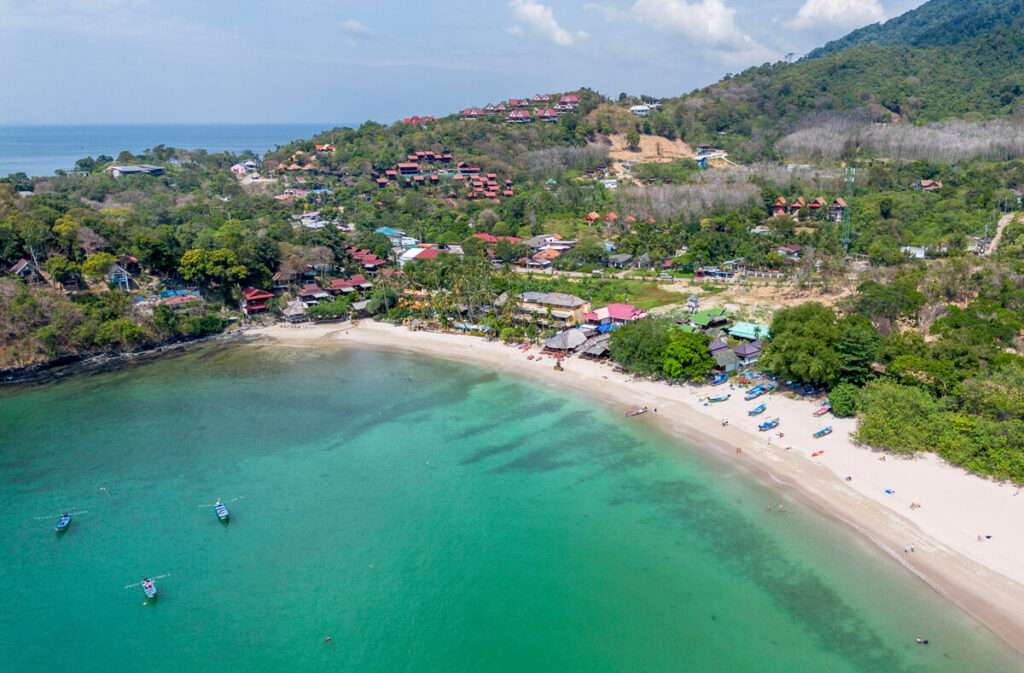 Inselhopping Thailand – Koh Lantas wunderschöne Strände Bakantiang Beach Drohne Inselhopping Thailand