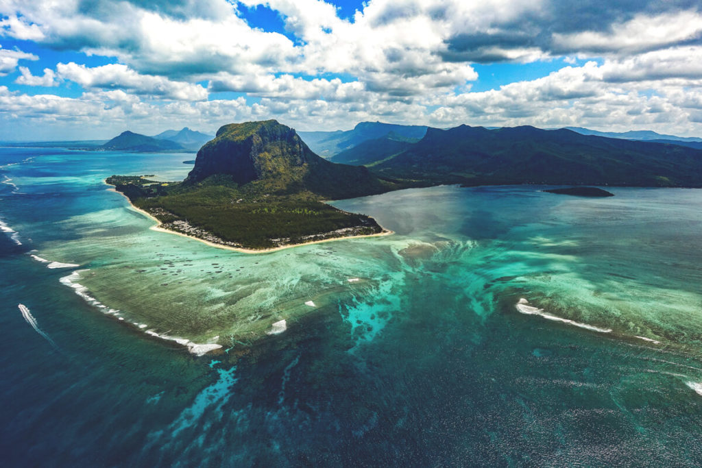 Mauritius-Ausfluege-Flug-Helikopter-Unterwasser-Wasserfall