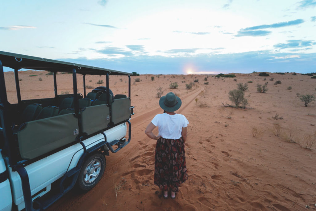 Sunset Drive in der Kalahari in Südafrika