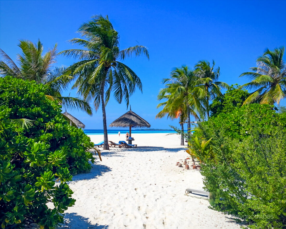 Malediven_reise-Kuredu-Weg-zum-Strand