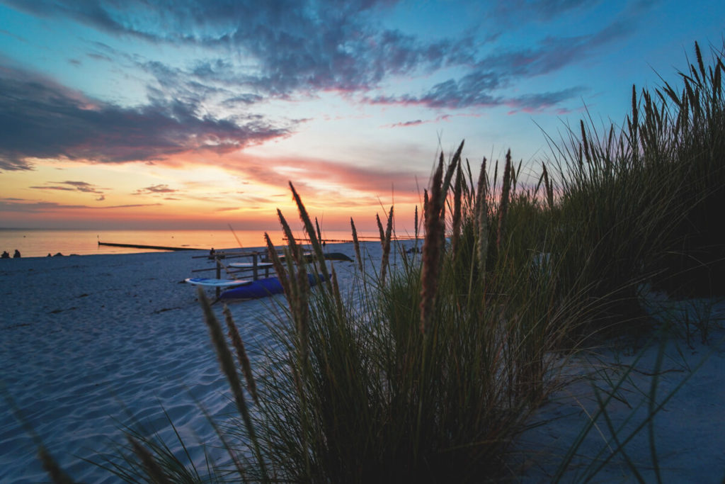 Leuchtturm auf dem Dornbusch der Ostseeinsel Hiddensee bei Sonnenuntergang