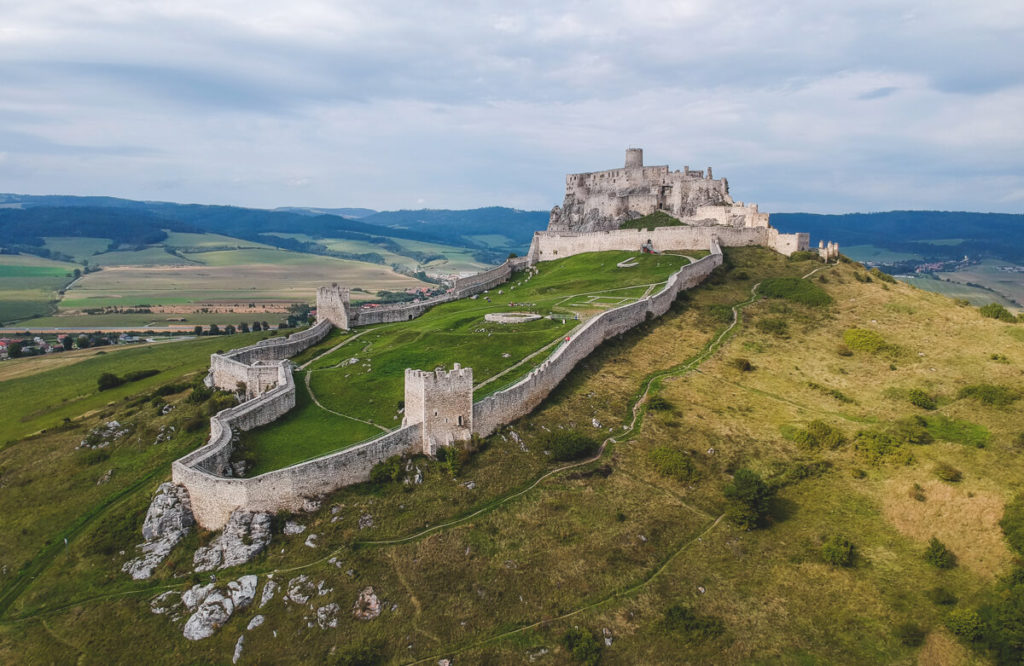 Slowakei-Sehenswuerdigkeiten-Burg-Beckov-Drohne