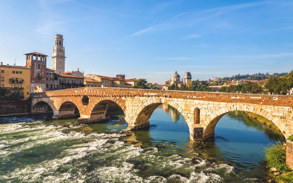 Verona-Sehenswuerdigkeiten-Ponte-Pietra-Bruecke