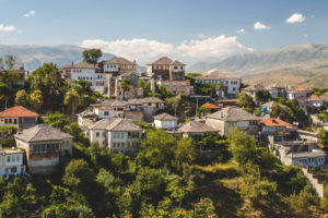Gjirokastra-Albanien-Sehenswuerdigkeiten-Altstadt-Aussicht