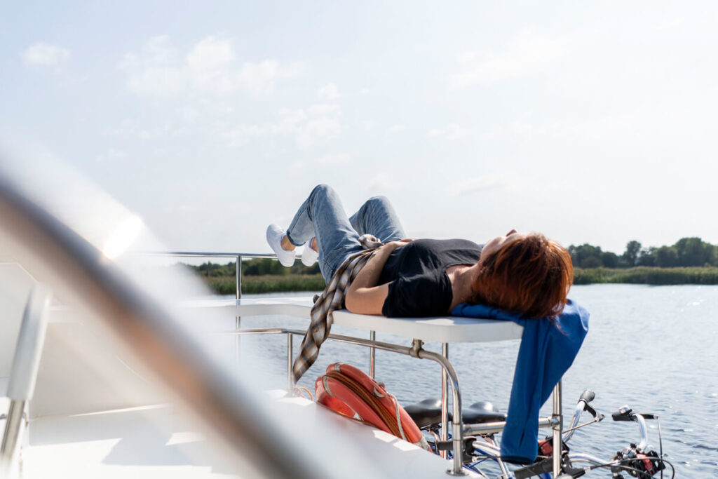 Hausboot fahren in Irland bei Sonne