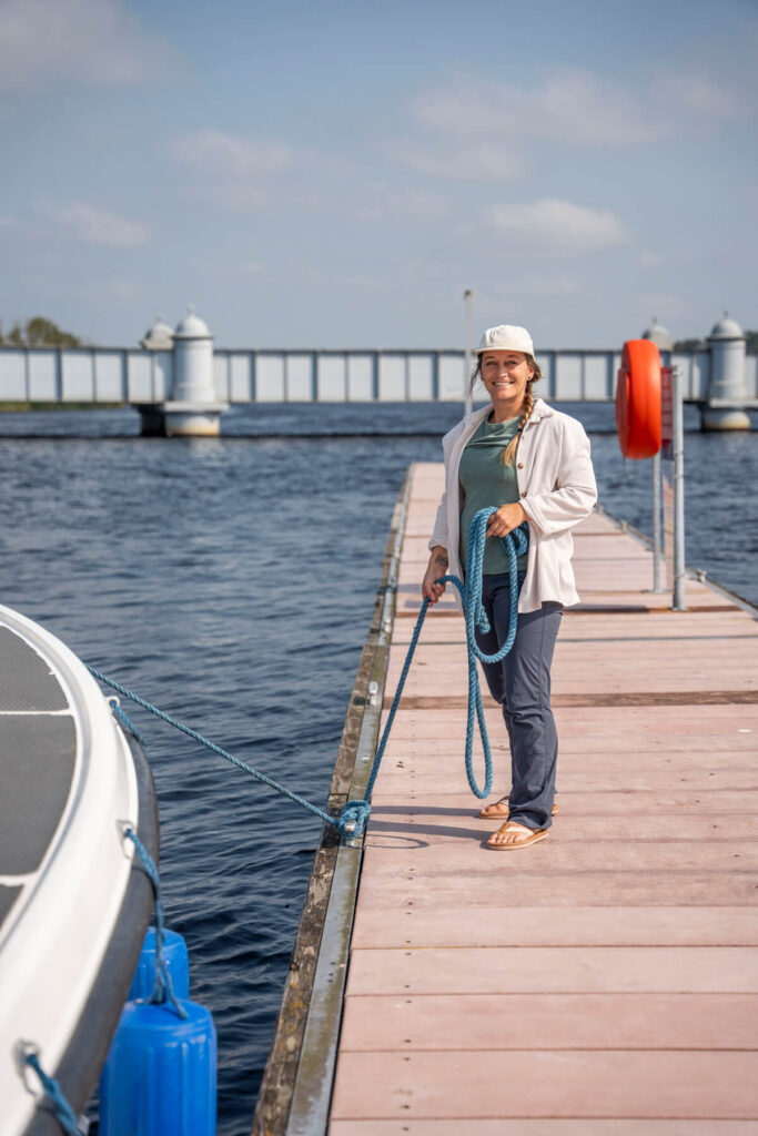 Hausboot sichern am Hafen