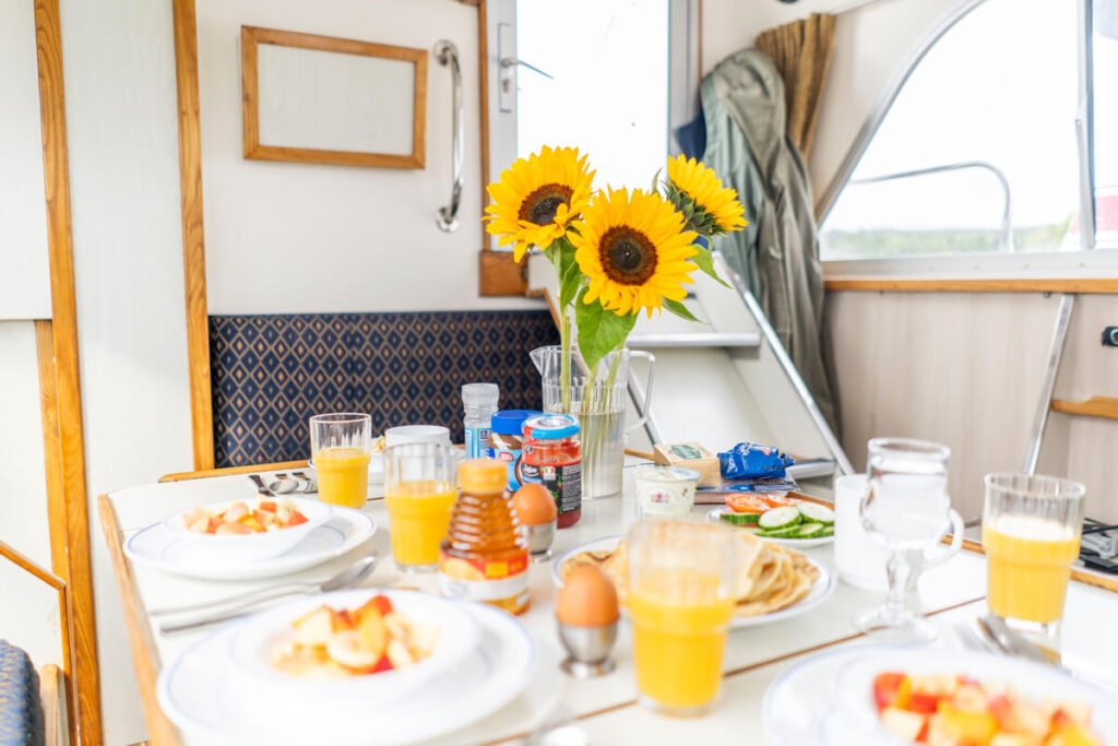 Frühstück auf dem Hausboot