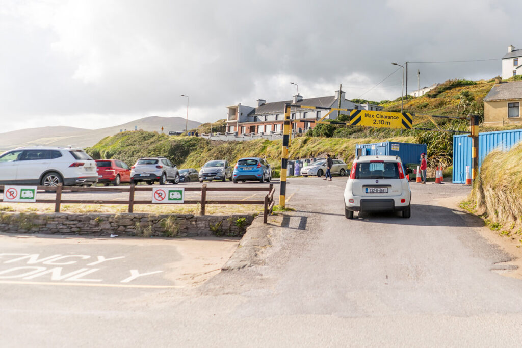 Parkplatz mit Höhenbeschränkung