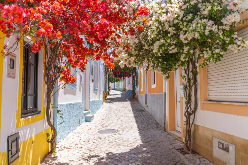 Die schönste Gasse in Ferragudo - R. Primeiro de Maio