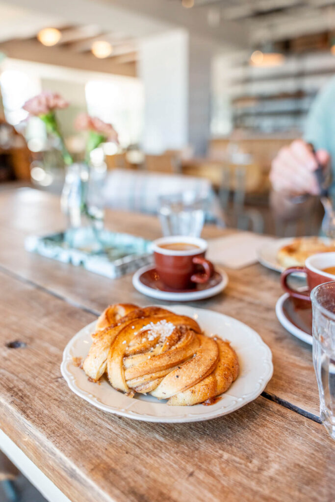 Traditionelle schwedische Fika: Kaffee und Zimtschnecke Fika Schweden Kaffee und Zimtschnecke