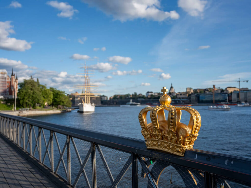 Stockholm in 4 Tagen: Spaziergang über die Skeppsholmen-Brücke Skeppsholmen Brücke Goldene Krone