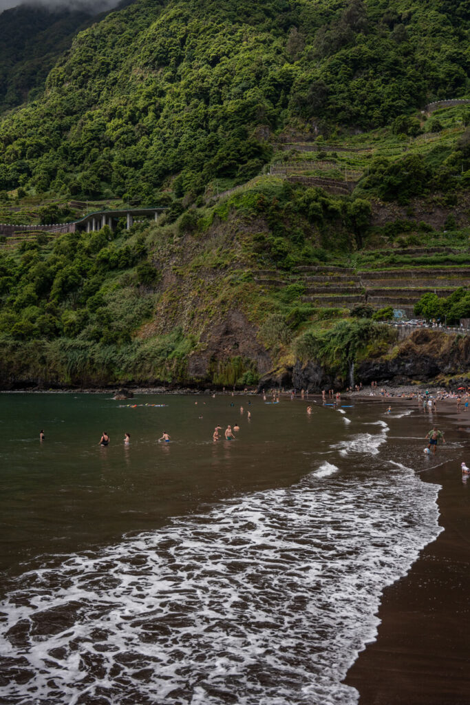 Schwarzer Strand Seixal