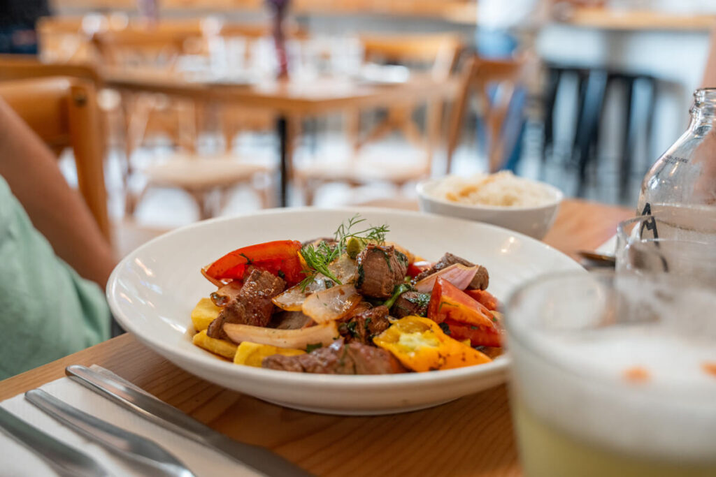 Essen in Peru: Lomo Saltado Lomo Saltado Essen Peru