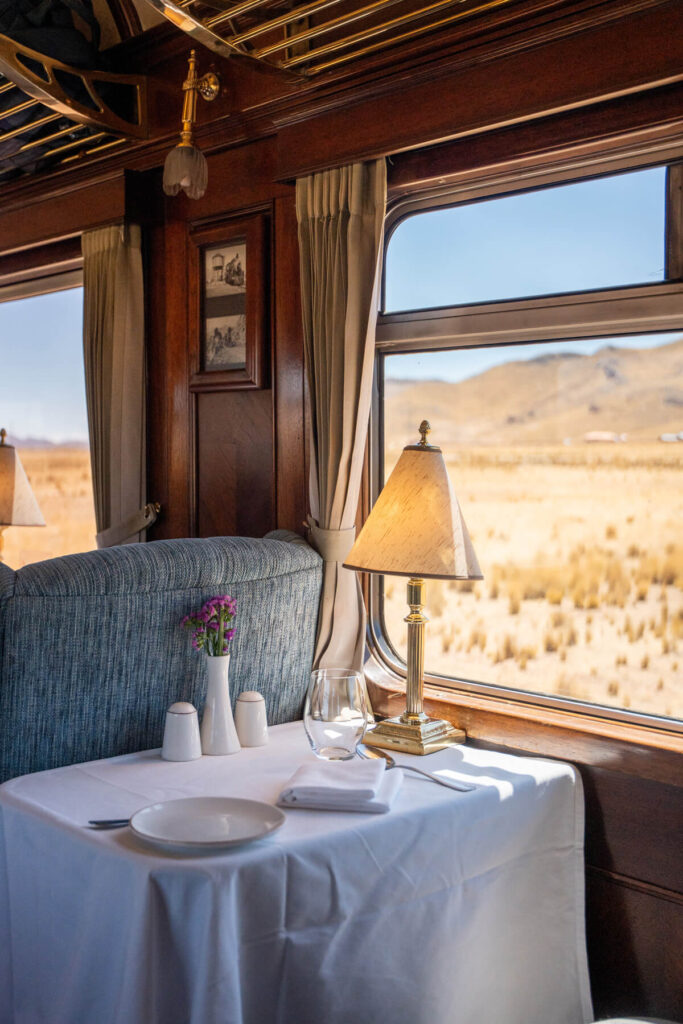 Wunderschönes Interior im Titikaka Train Titikaka Train Peru Rail